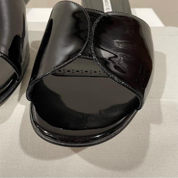 Manolo Blahnik Patent Black Flat Slide Sandals Leather HOURAMU 38 NEW $775 - Picture 9 of 16
